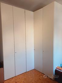 armadio ad angolo bianco