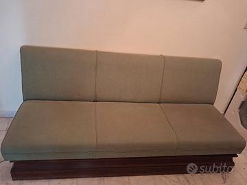 Divanetto verde salvia stoffa e legno