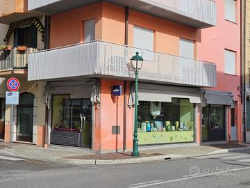 Attività / Licenza di 56 m² con 1 locale a Grado
