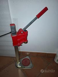 Tappatrice per tappi a corona