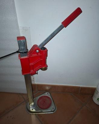 Tappatrice per tappi a corona