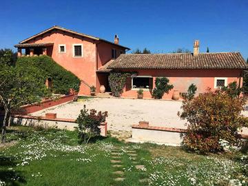 Rustico / Casale di 400 m² con più di 5 locali a M