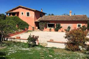 Rustico / Casale di 400 m² con più di 5 locali a M
