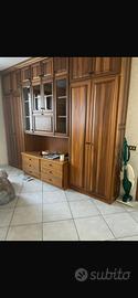 Parete attrezzata in legno con vetrina e cassetti