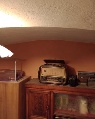 Radio vintage con giradischi