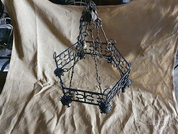 Lampadario antico in ferro battuto