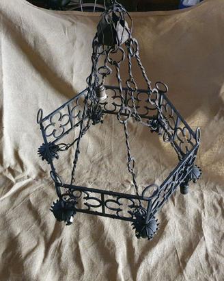 Lampadario antico in ferro battuto