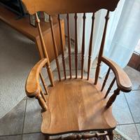 Sedia a dondolo in legno massello