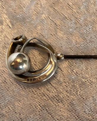Spilla Da Cappello Charles Horner In Argento Sterl