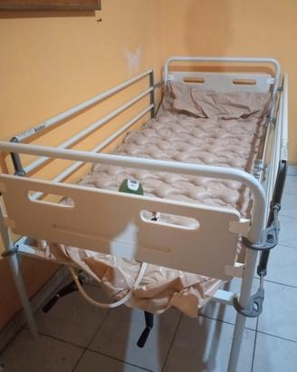 letto ospedaliero con materasso antidecubito