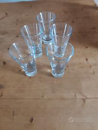 Cinque bicchieri in vetro