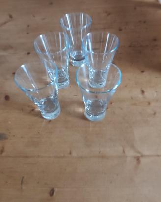 Cinque bicchieri in vetro