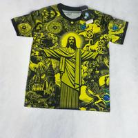 maglia del brasile con statua davanti