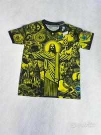 maglia del brasile con statua davanti