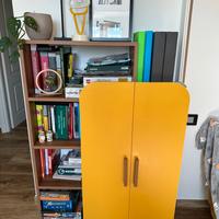 Libreria noce e giallo