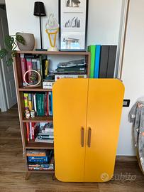 Libreria noce e giallo