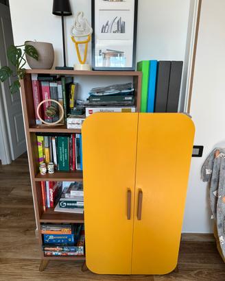 Libreria noce e giallo