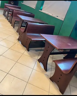 Tavoli con rispettive panche