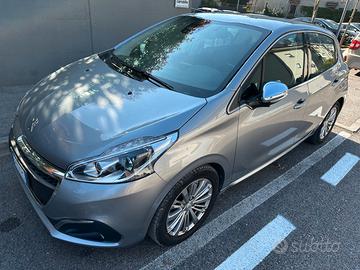 Peugeot 208 Allure 18,655 km - Full Optional
