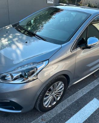 Peugeot 208 Allure 18,655 km - Full Optional