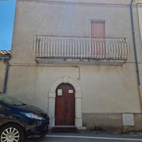 Casa lungo la strada principale con balcone