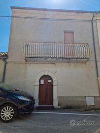 Casa lungo la strada principale con balcone