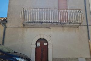 Casa lungo la strada principale con balcone