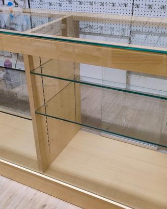 Arredamento vario per negozio