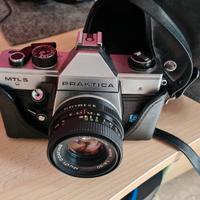 macchina fotografica pratica vintage con rullino 