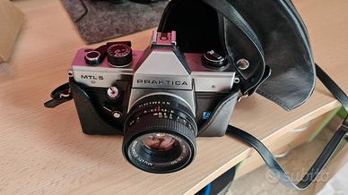 macchina fotografica pratica vintage con rullino 