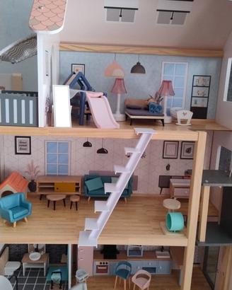 casa bambole a due piani con terrazzo e ascensore
