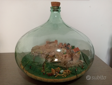 Presepe realizzato in una damigiana in vetro