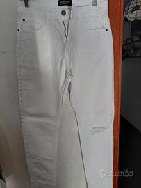 Pantalone bianco con strappi in denim Zara