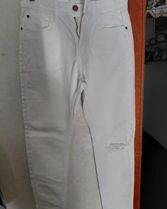 Pantalone bianco con strappi in denim Zara