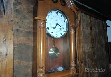 Orologio in legno con pendolo e carica a chiavetta