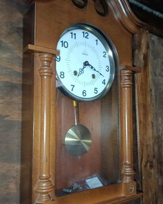 Orologio in legno con pendolo e carica a chiavetta