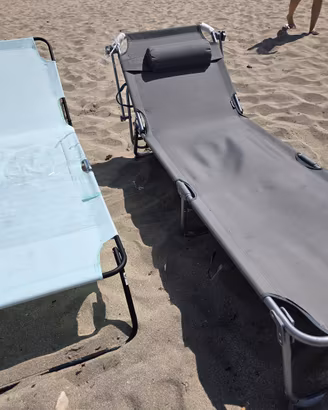 Lettini da spiaggia e ombrellone