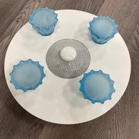 Plafoniera bianca con vetri di copertura azzurri