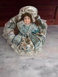 Bambola in ceramica con poltrona