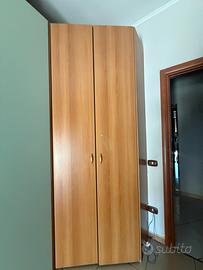 Armadio in legno buono angolare spazioso