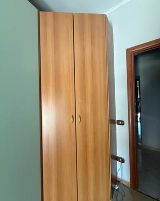 Armadio in legno buono angolare spazioso