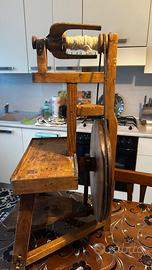 ATTREZZO PER FILARE LA LANA A PEDALE