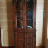 Credenza in legno massello con vetrina