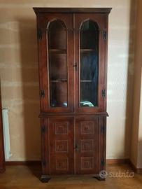 Credenza in legno massello con vetrina