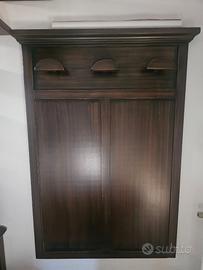 Mobili in legno  e aedie
