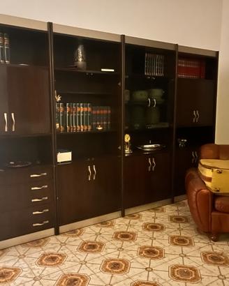 Libreria 4 ante wengè con vetrine e cassetti