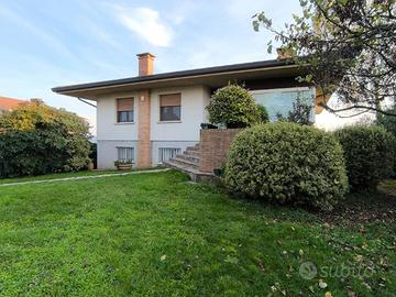AMPIA, LUMINOSA E INDIPENDENTE: UNA VILLA TUTTA...