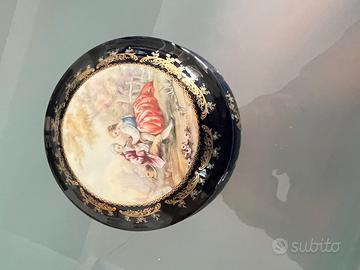 Scatola portaoggetti in porcellana decorata stile