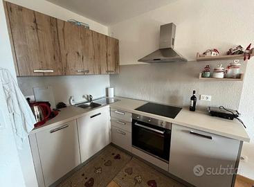 Intera cucina con elettrodomestici