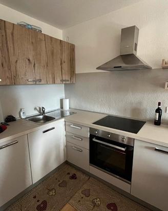 Intera cucina con elettrodomestici